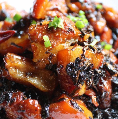 梅干菜烧肉,猪肉经干菜吸脂肥而不腻,色泽油亮,美味下饭有食欲