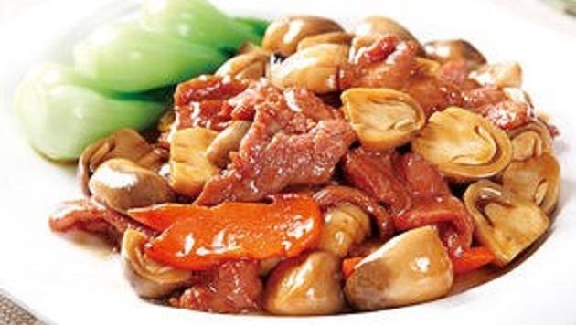 蚝油草菇牛肉,味道咸鲜,肉菇滑嫩,营养美味超下饭