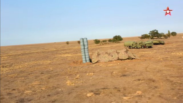 这是伪装成s-300/s-400地空导弹阵地的假目标.