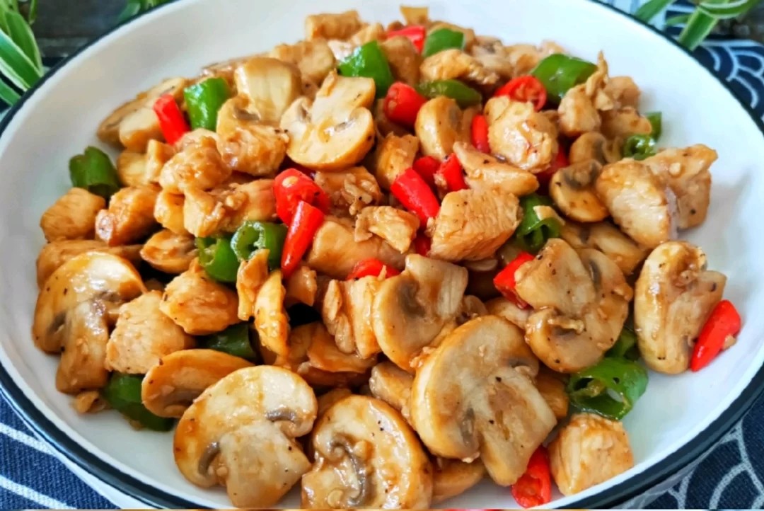 食材白蘑菇150克,鸡胸肉一块,杭椒3个,小米辣5个调味料:淀粉半小勺