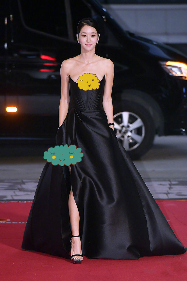 29届釜日电影节红毯徐睿知一袭抹胸礼服挑大梁好身材养眼