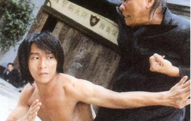 周星驰《功夫》里,有一个被严重忽略的假镜头,却没人发现