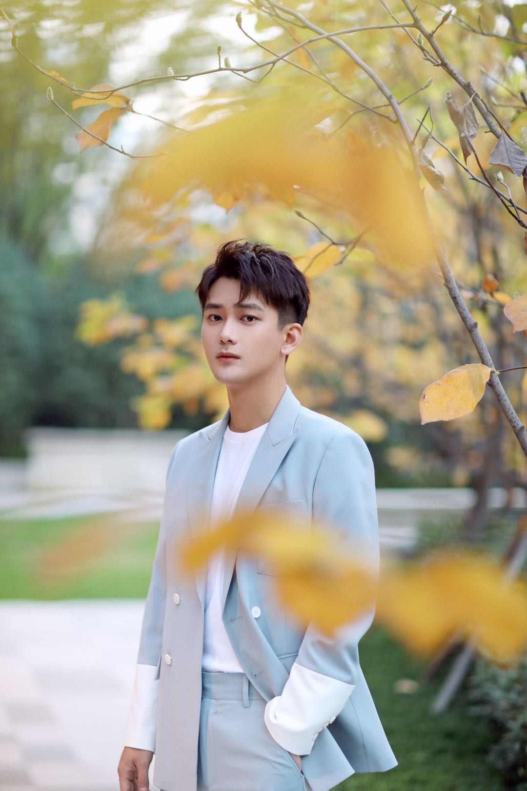 西装拼接设计穿起来帅不帅,熊梓淇的look就是很好地答案