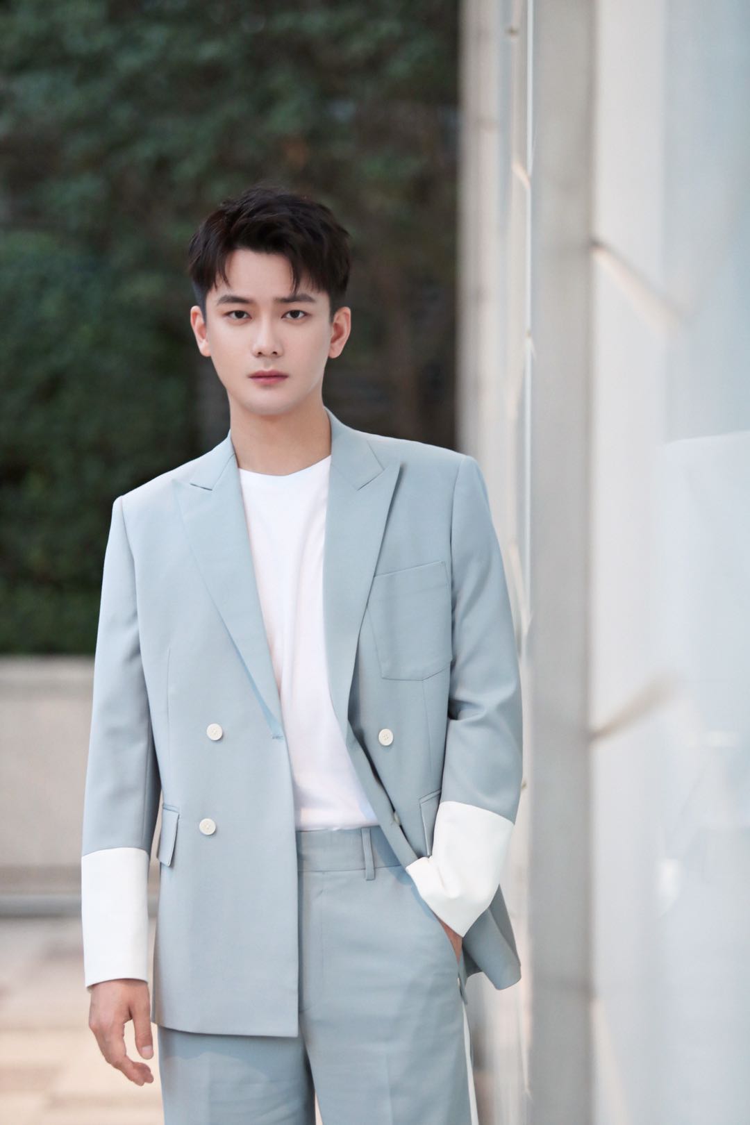 西装拼接设计穿起来帅不帅,熊梓淇的look就是很好地答案