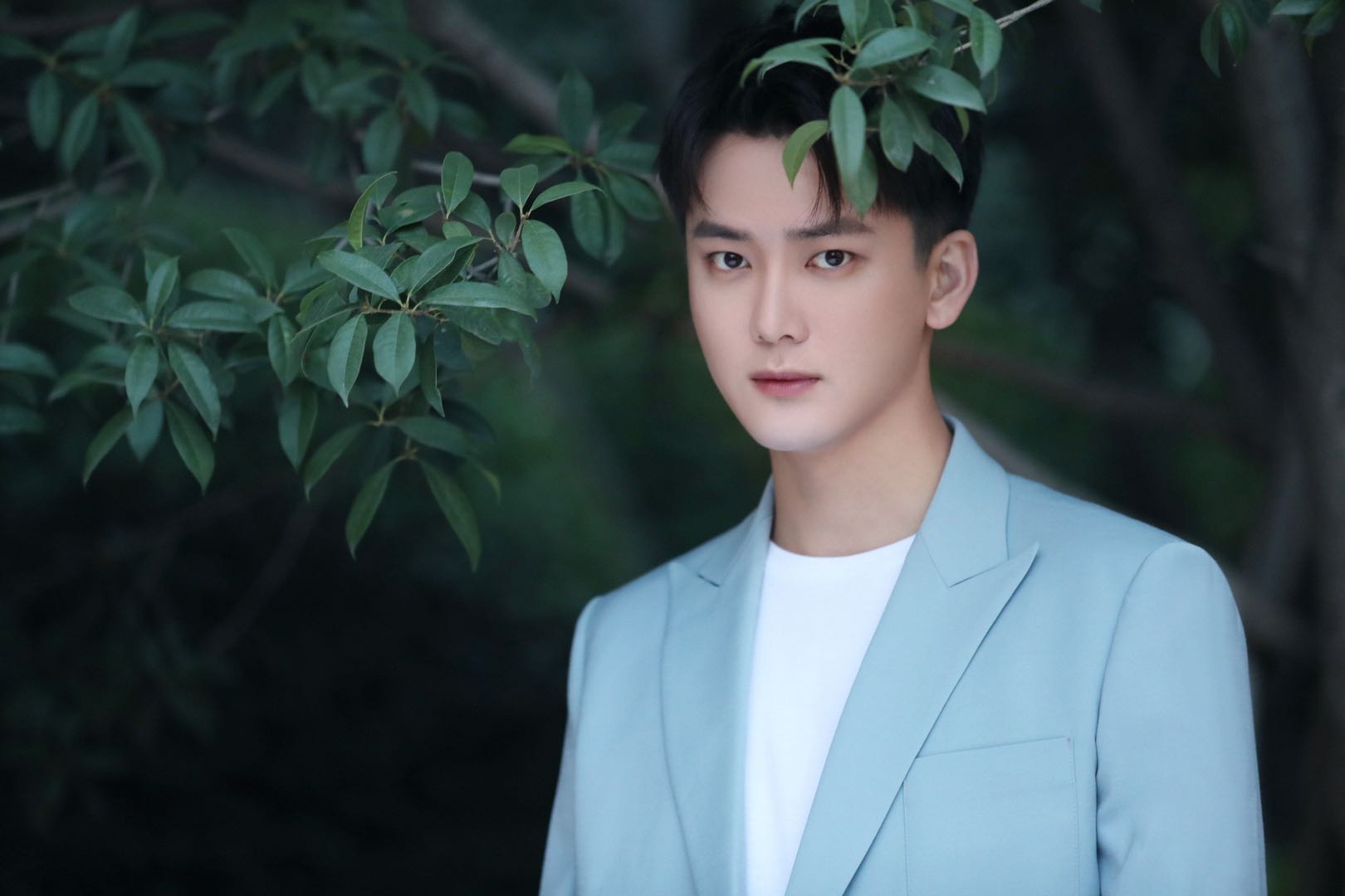 西装拼接设计穿起来帅不帅,熊梓淇的look就是很好地答案