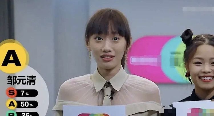 可能比较随父亲吧,邹元清长相和气质和闫妮一点儿都不像.