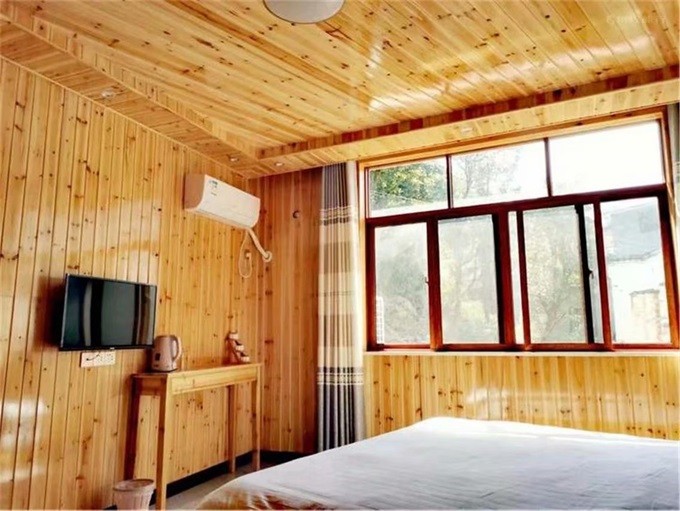 婺源篁岭旅游下榻菊花客栈民宿四面环山山泉从门口缓缓流淌