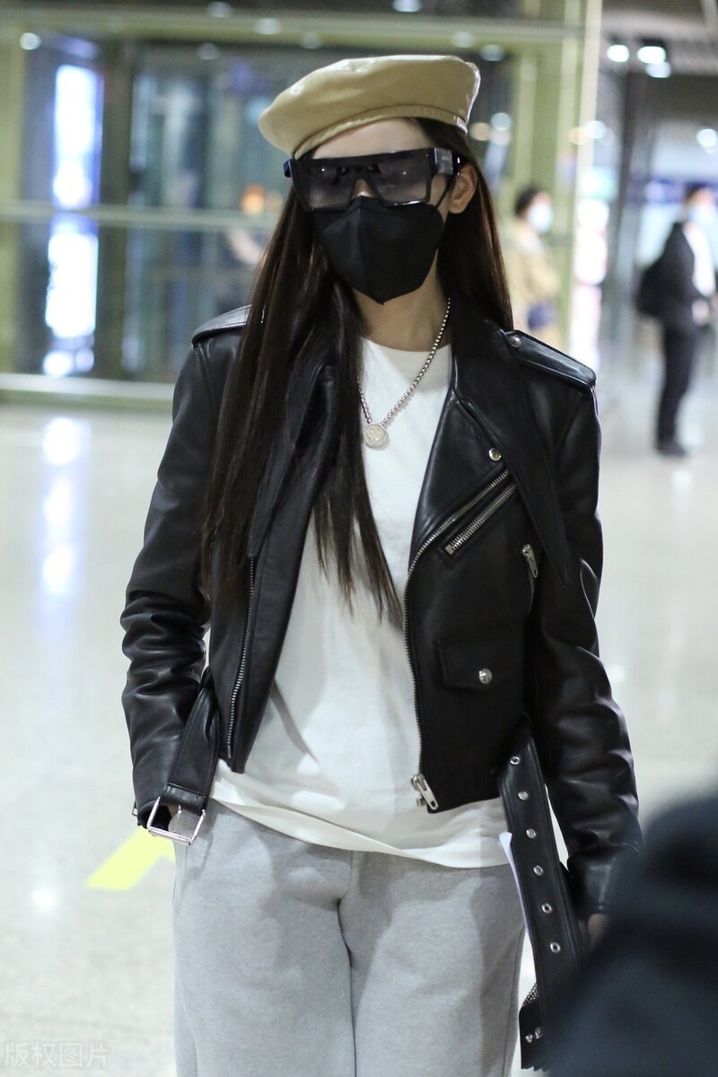 张天爱穿黑色皮衣精致穿搭现身,依旧贝雷帽增添气质