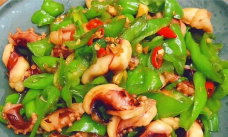 【青椒炒鱿鱼须】