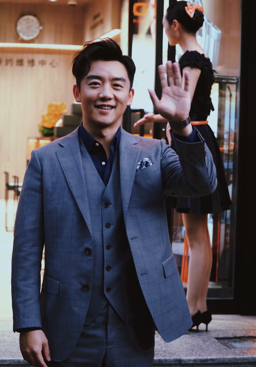 郑恺宣布苗苗产女一袭西装现身成最帅奶爸直言要多出来挣奶粉钱