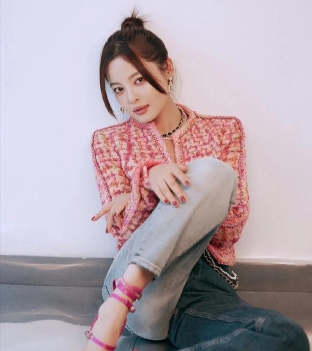 辛芷蕾将"五花肉"穿在身上,配上"阴阳裤",竟意外穿出时尚感