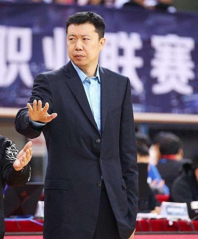 他执教生涯不顺利,90后娇妻就读北大才华高|王治郅|邹雨宸|八一队