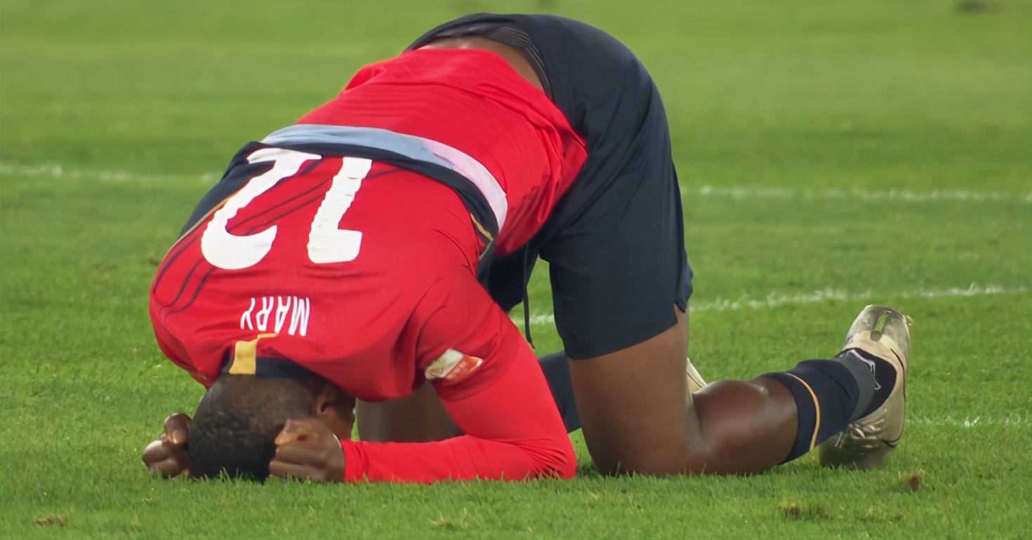 郜林90分钟错失绝杀!总比分1-3出局后,中超外援跪地痛哭