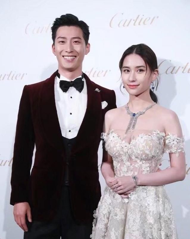 窦骁携女友十指紧扣现机场,何超莲变跟班如小女人般乖巧,露望夫眼