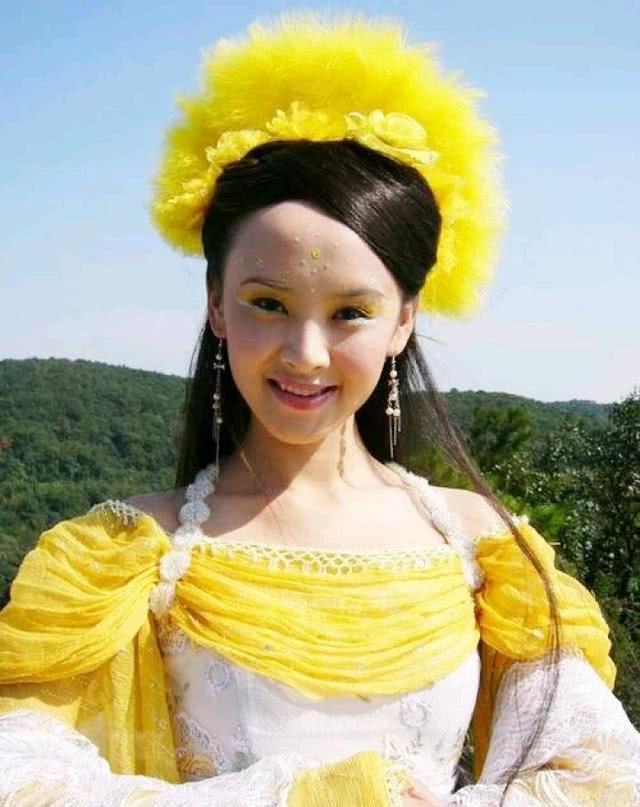 还记得《欢天喜地七仙女》黄儿吗?如今化浓妆烫卷发,御姐范十足|欢天