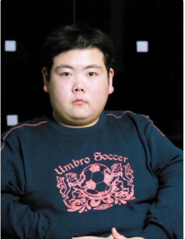 17年前,因一张照片爆红的"网红小胖",如今结婚生女模样大变