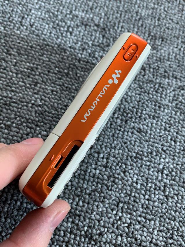 翻出十五年前的索爱w800手机橙色小摇杆手感带劲