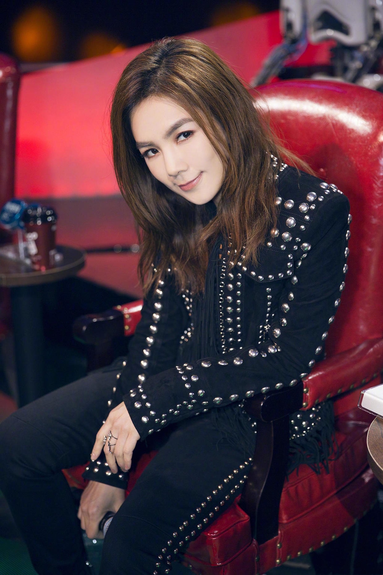 ella陈嘉桦真是时尚潮人,一身黑朋克风造型又美又帅,真吸睛