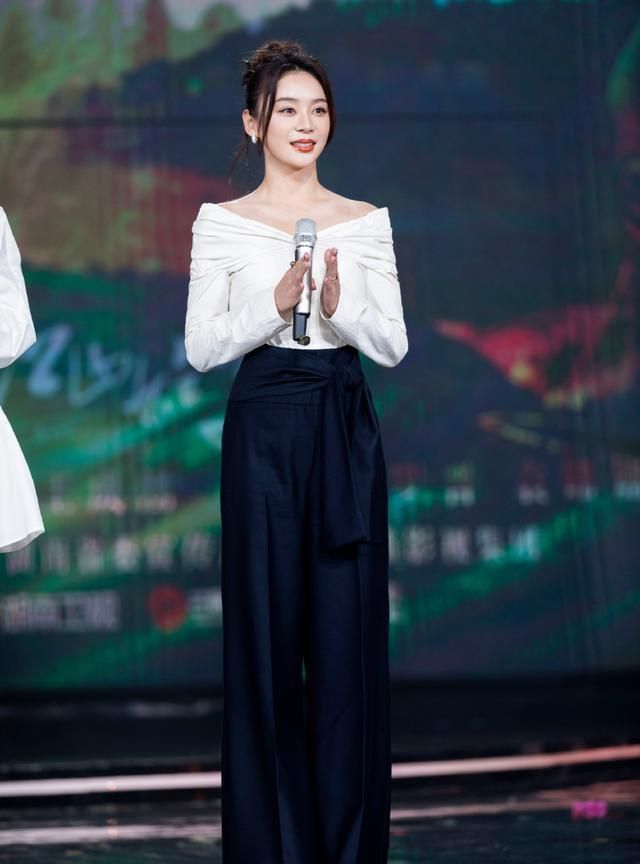 袁姗姗挺会打扮的,穿白上衣配黑色阔腿裤,30 就该这么有气质