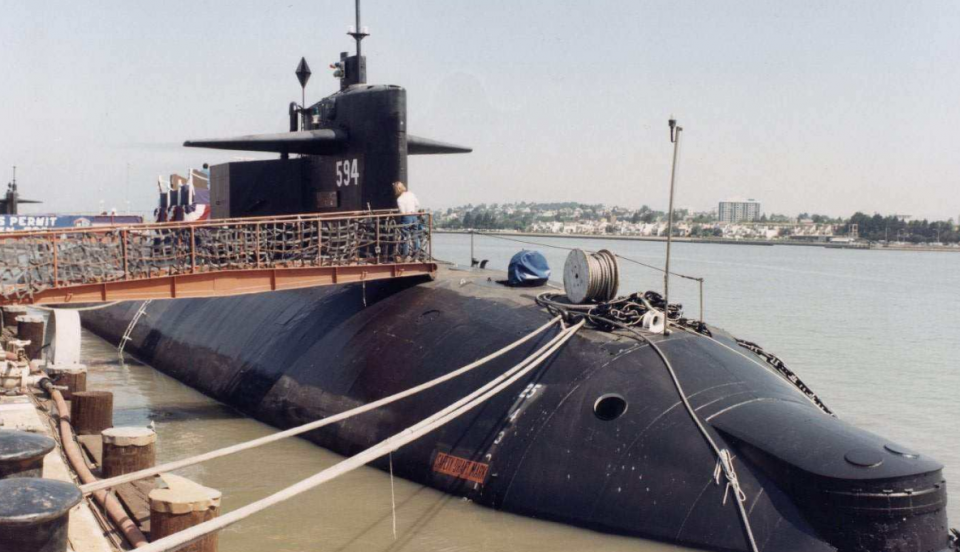 4000吨潜艇掉进2600米海底悬崖129人全遇难22枚核弹不知所踪