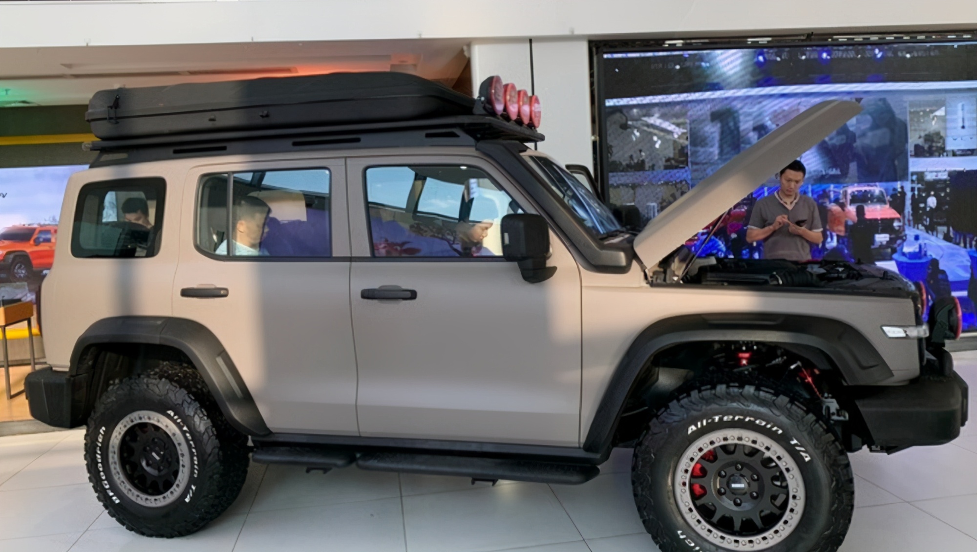 坦克300"发烧版"进店,原厂改装不担心被抓,2.0t够用-新浪汽车