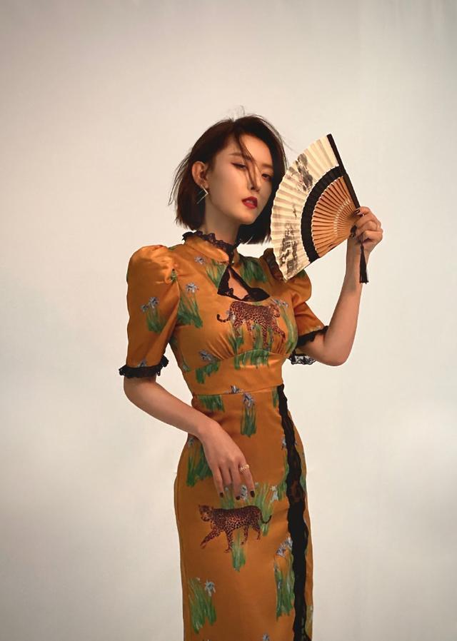 翻版周海媚聂小雨身材窈窕气质古典穿旗袍的样子太撩人