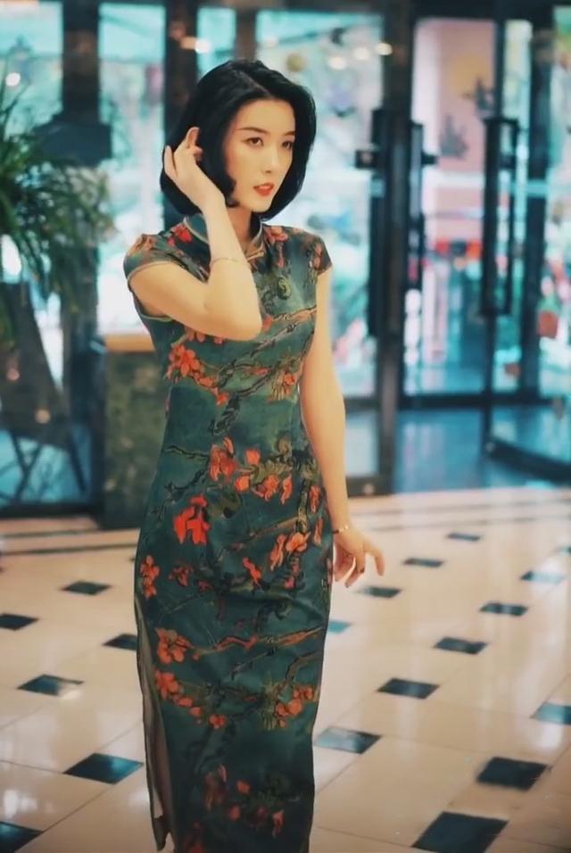 翻版周海媚聂小雨身材窈窕气质古典穿旗袍的样子太撩人