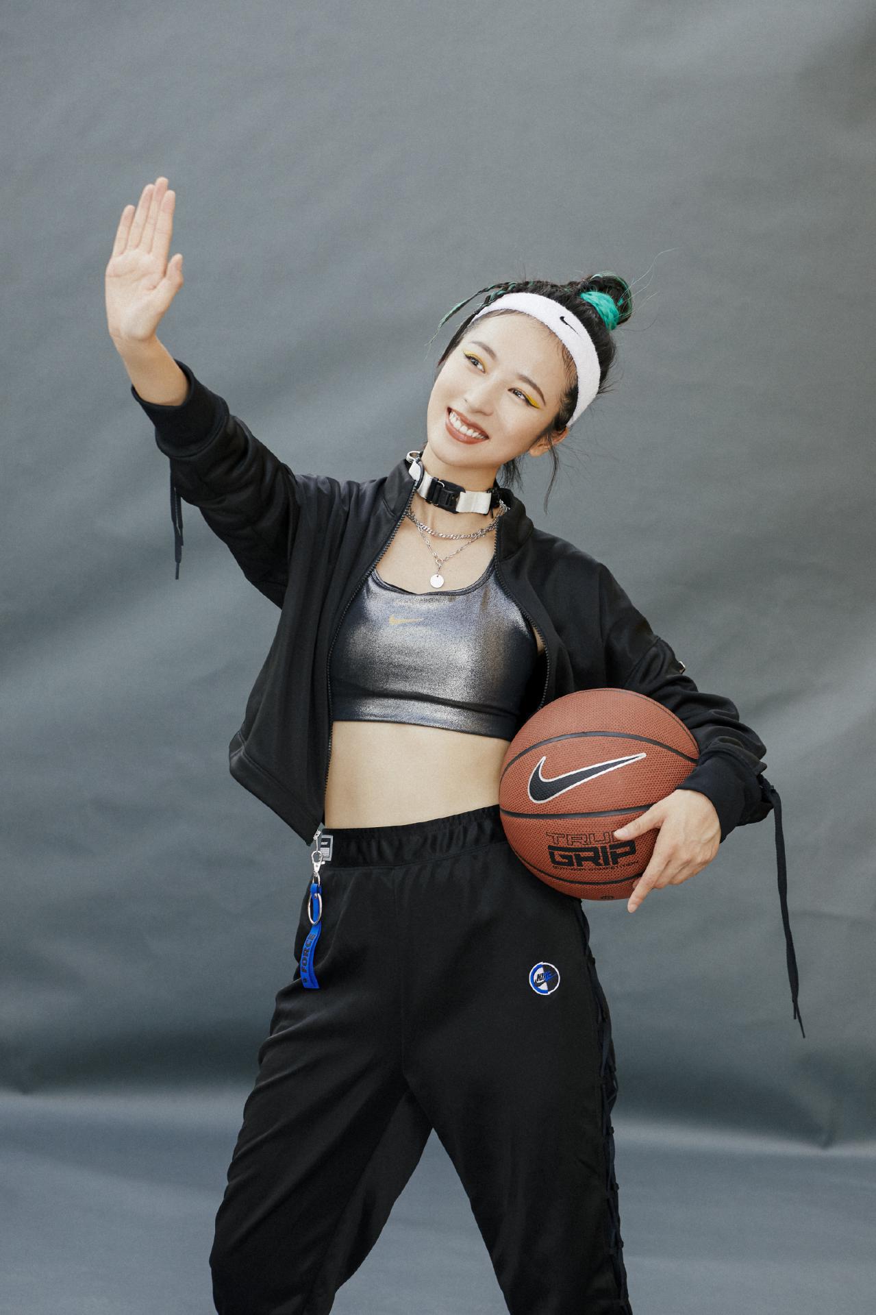 运动套装也能诠释甜美感,时尚穿搭深入人心|周雨彤|运动套装|polo衫