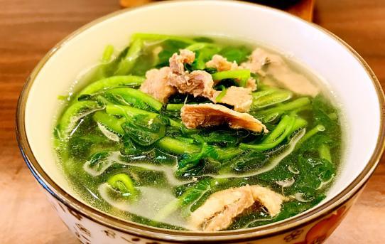 金秋鸡毛菜新吃法,简单易煮的营养汤,润喉补钙,瘦身减肥首选__财经