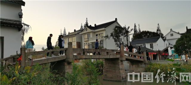 山塘河上山塘桥，一桥两山塘，联通了上海和浙江。经济日报-中国经济网记者宋雅静/摄