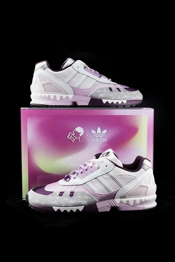 图为：喜茶和Adidas的联名球鞋
