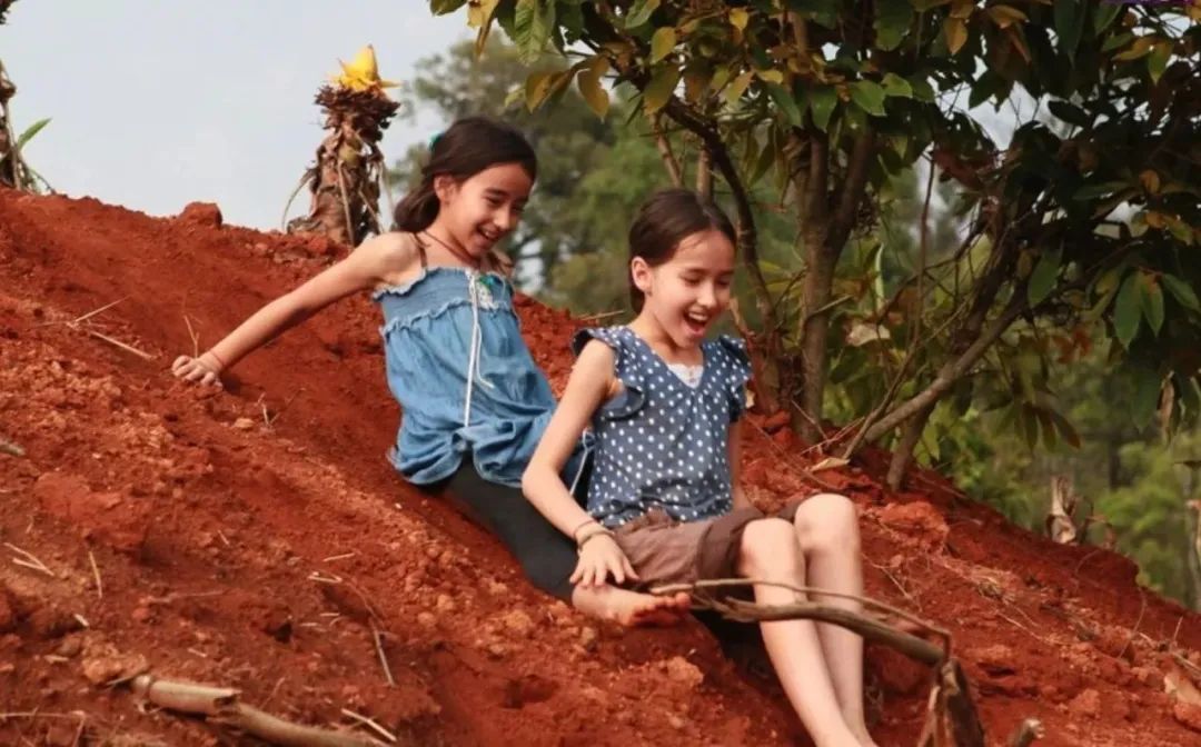 是的没错,李宛妲和姐姐李林妲,从小便是在版纳自然环境的宠爱下成长