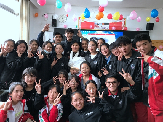     在2020届普通藏族文科（3）班毕业晚会上，学生们为班主任吕淑霞献哈达。受访者供图