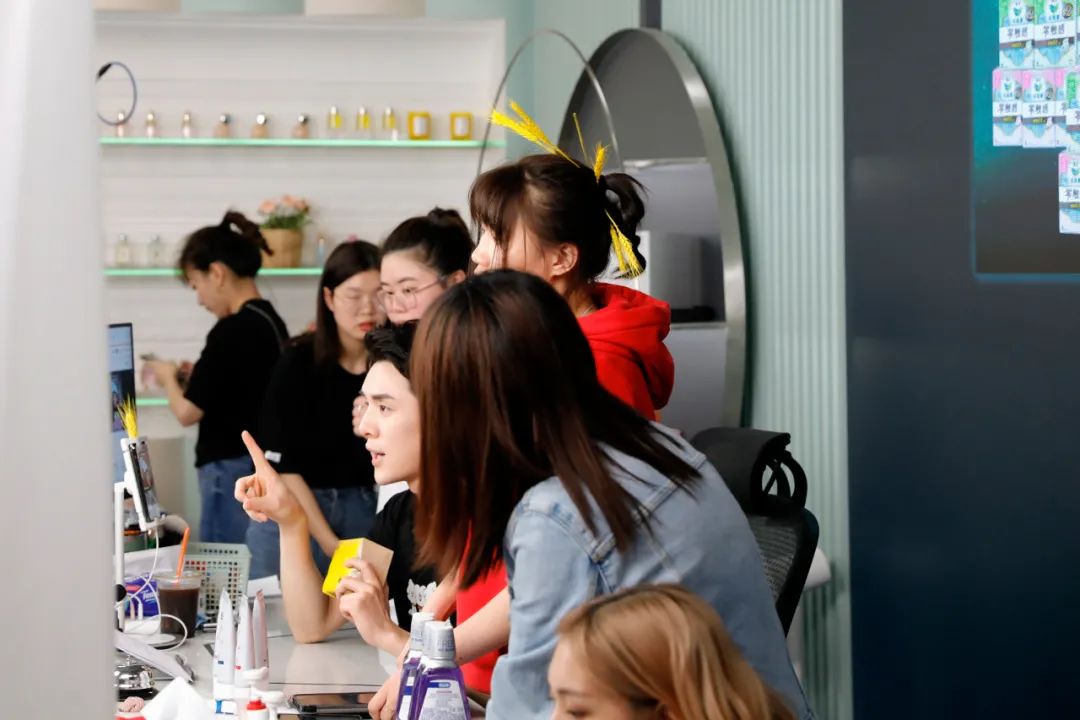 李佳琦正在直播 图片来源:美one公司