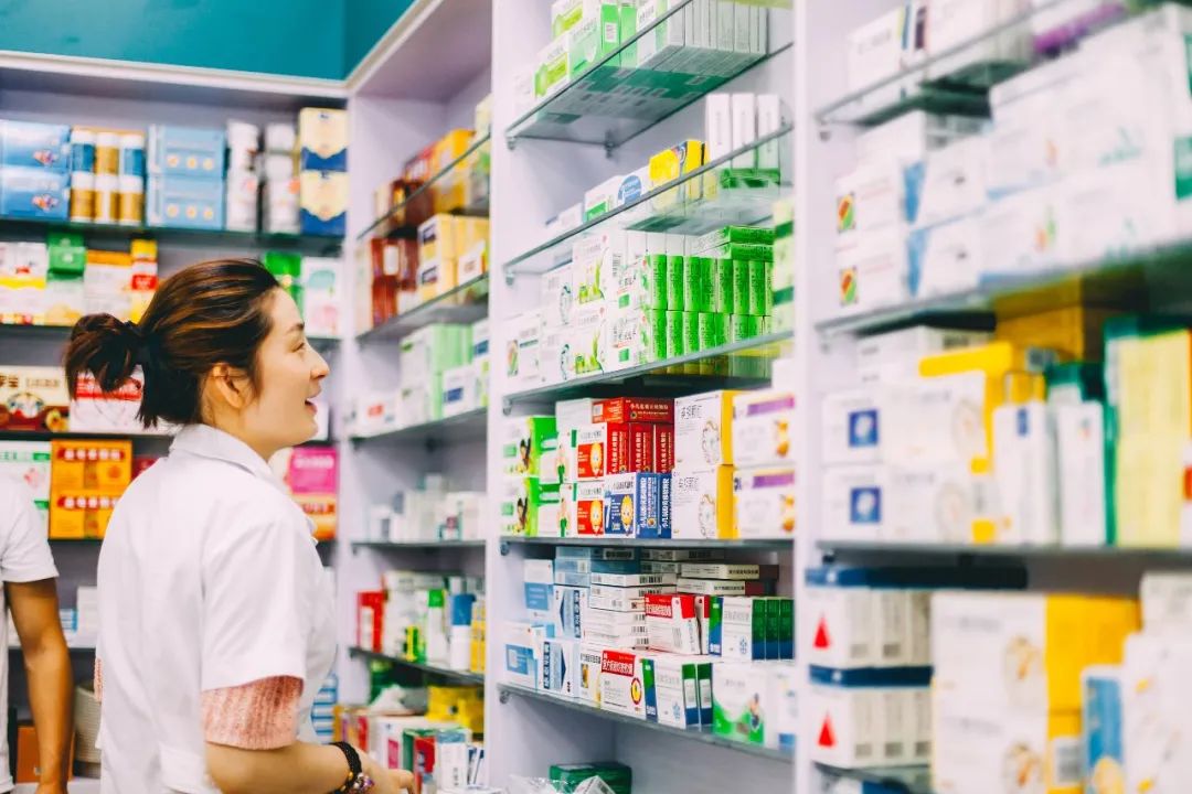 医药零售集体上市背后,52万家药店正艰难自救 | 36氪新风向