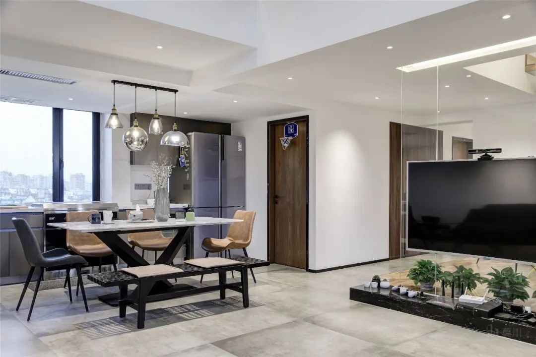 192㎡现代复式透明玻璃做电视墙悬空的视觉真高档