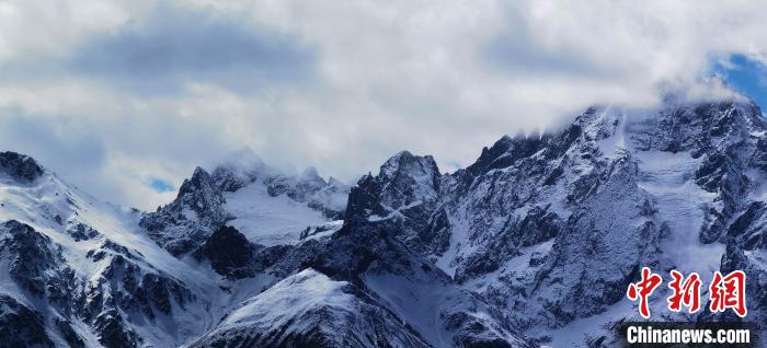 图为梅里雪山。　樊永涛 摄