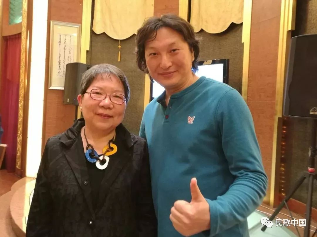 但他将自己离家多年对母亲,草原的思念融入其中,极具感染力