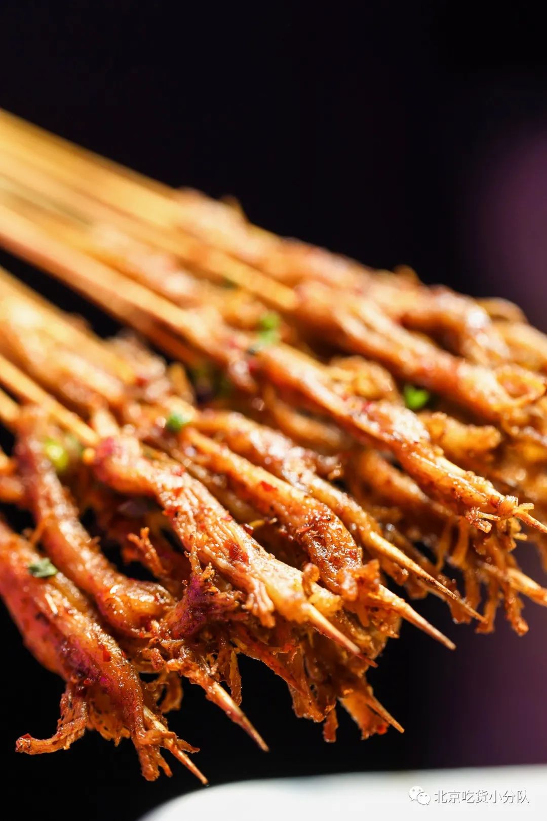 【火zao猪鼻筋】是桌桌必点的招牌串,一头猪只能出两份(细想一下它的