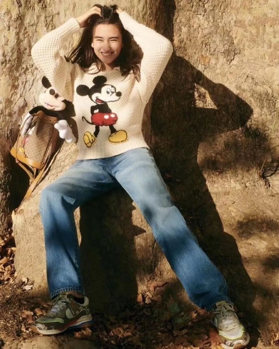 毛线帽这些单品她就常常pick▼像这样的一件纯白毛衣搭配牛仔裤,简单