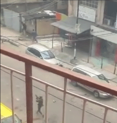 社交媒体流传的，宣城市尼日利亚安全机构击杀示威者的视频 图源：社交媒体