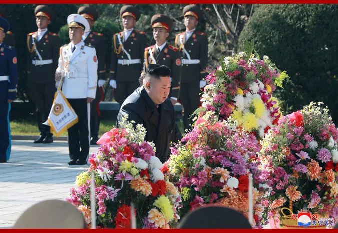  金正恩参谒中国人民志愿军烈士陵园本文图片均来自朝中社