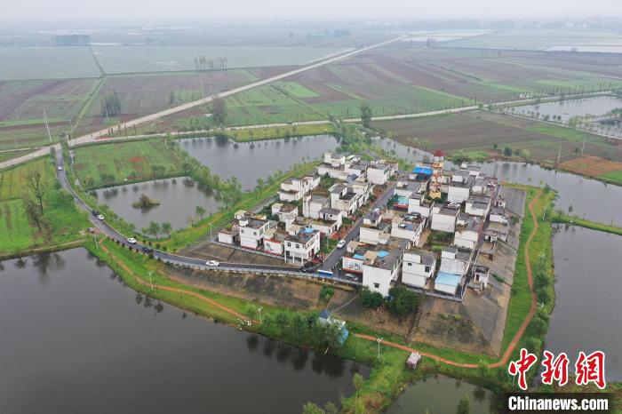 资料图:航拍洪水退后的蒙洼蓄洪区里的庄台. 张强 摄