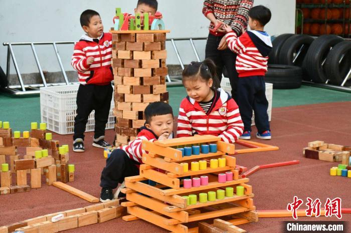 云和本地幼儿园学生参与建构类木玩游戏。云和县实验幼儿园 供图