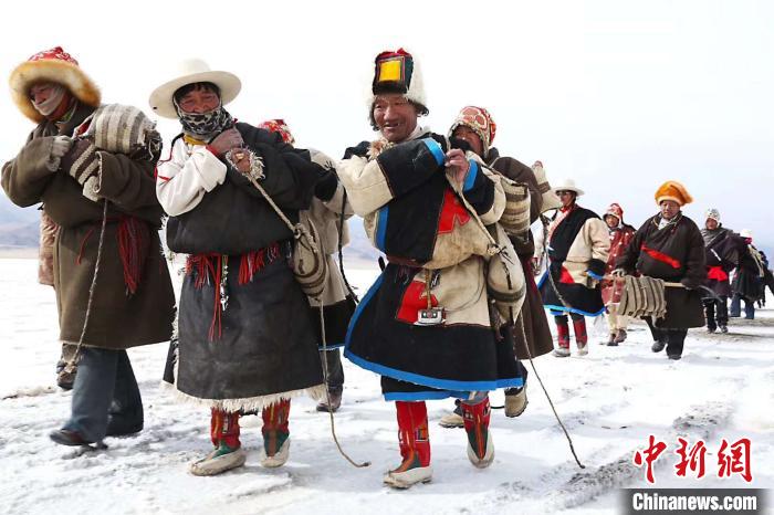     图为盐湖乡采盐的工人。盐湖乡供图