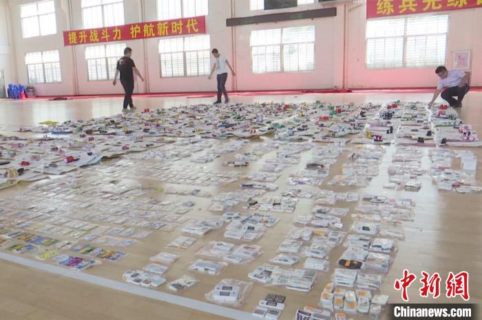 晋江警方在侦破过程中缴获大批量的个人账户和对公账户组件。晋江警方供图