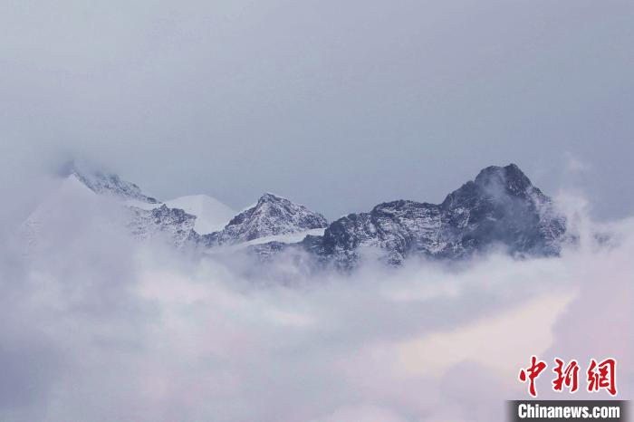 图为云雾环绕的梅里雪山。　胡钟艺 摄