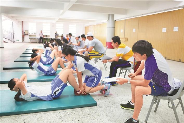 学生正在进行仰卧起坐考试.深圳报业集团资料图
