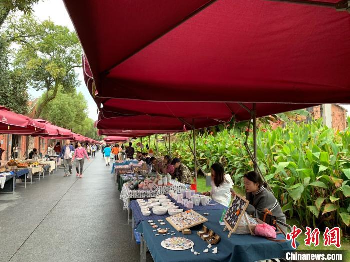 &nbsp;&nbsp;&nbsp;&nbsp;走进景德镇陶溪川文创街区,数百个摊位开始