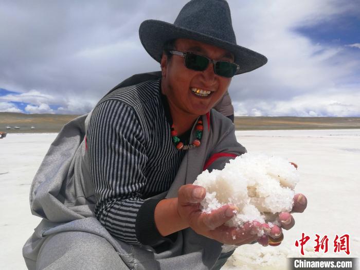 图为盐湖乡采盐的工人。赵延 摄